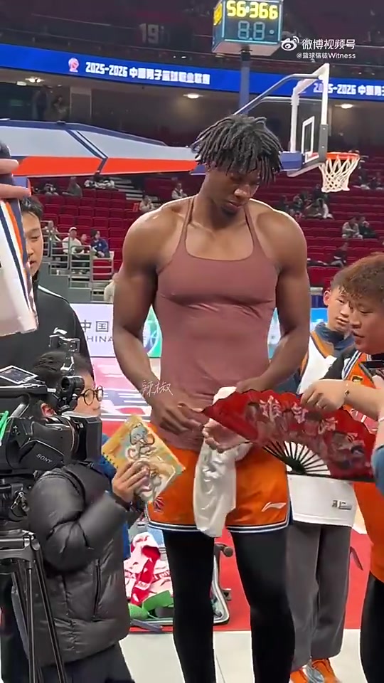 曾经NBA的盖帽王！36岁的大白边，这个身材太吓人了！