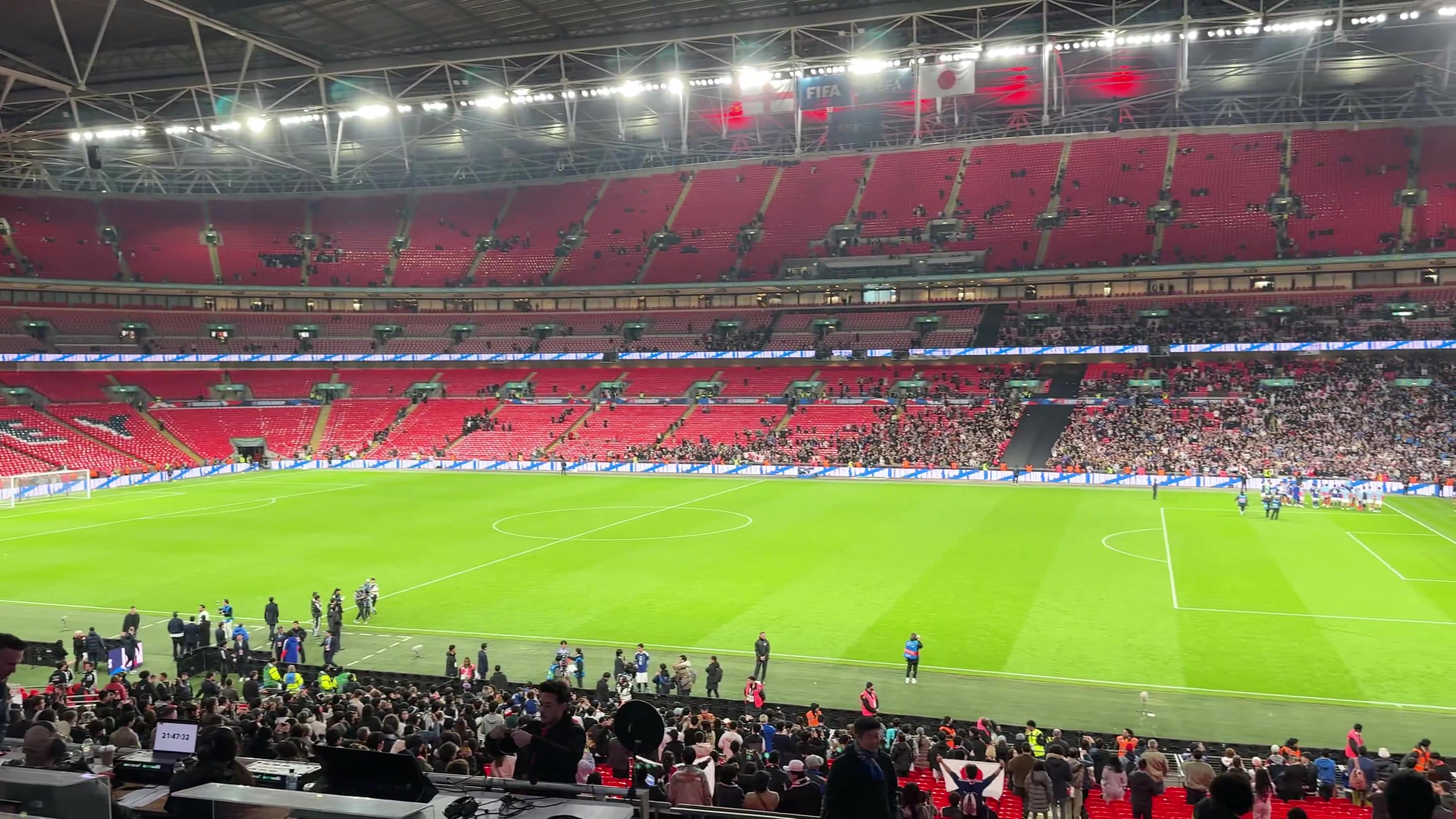 日本球迷赛后久久不愿离场,为击败英格兰的日本队欢呼庆祝!