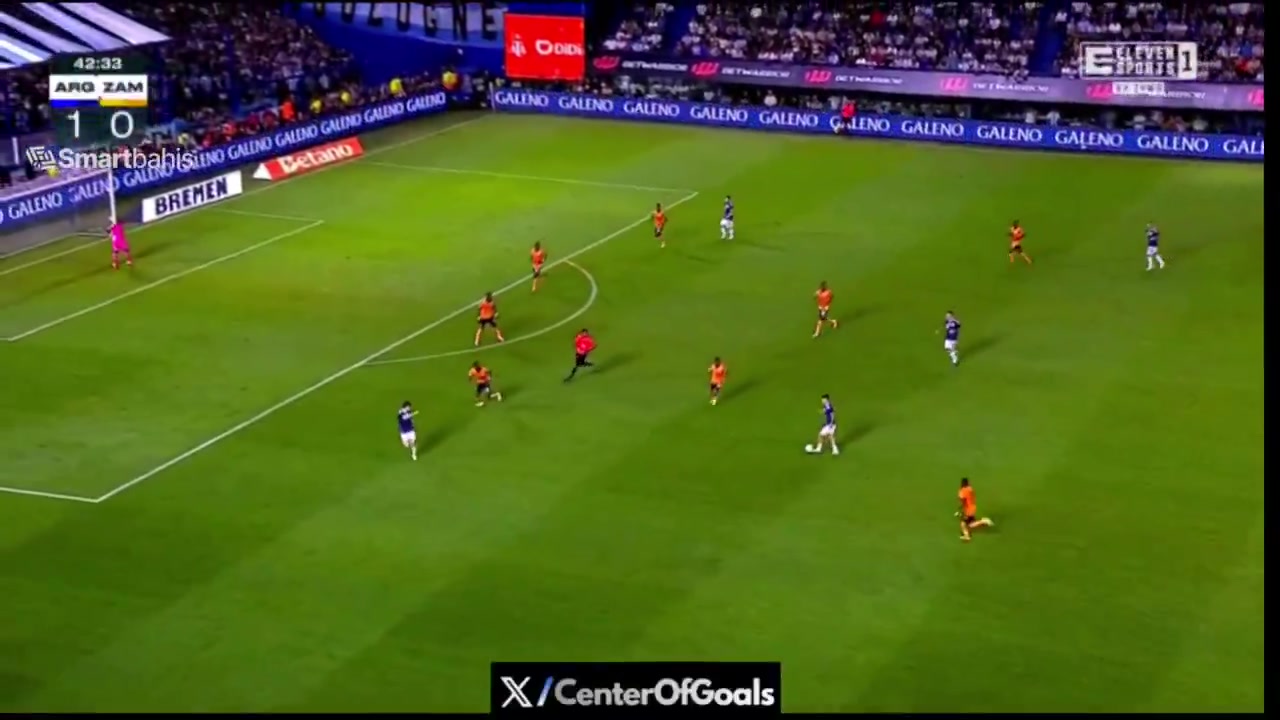 麦卡利斯特与梅西在禁区内完成二过一配合，梅西小角度抽射破门！