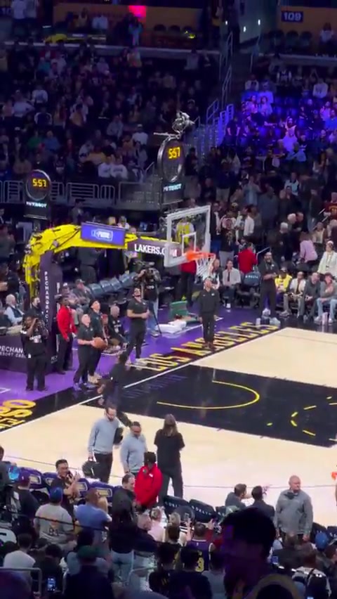 “子承父业”！今天湖人赛前齐蹲仪式 由幼詹布朗尼领衔