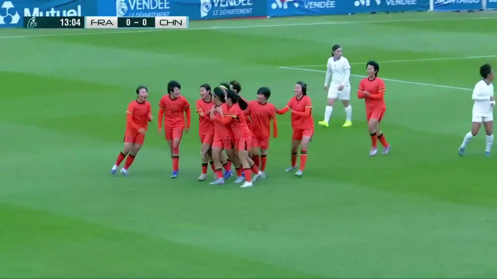 周瑾彤任意球直挂死角，中国女足U16 1-0领先法国女足U16！