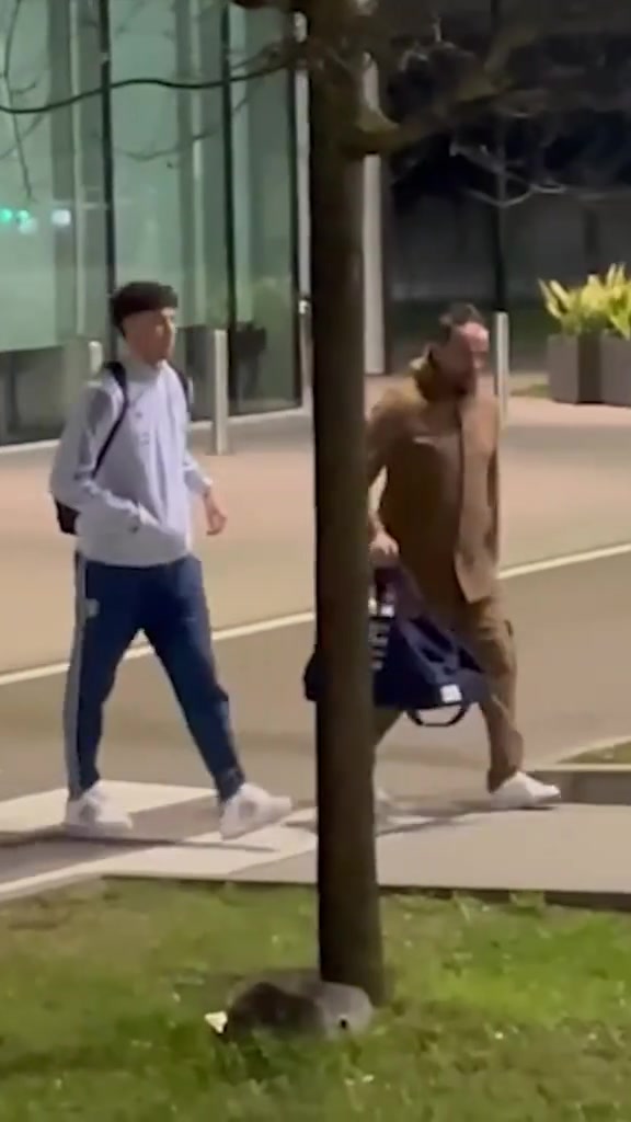 实拍：意大利国家队返回国内，多纳鲁马与巴斯托尼沉默不语