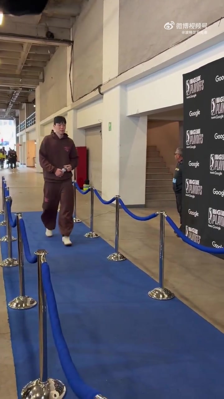 杨瀚森今日穿一身休闲卫衣抵达球馆，看上去很轻松啊！