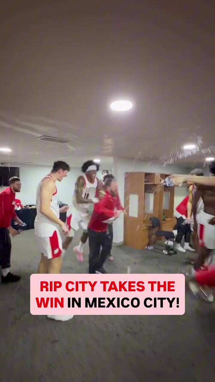 混音黑七成功！赛后队员们给主教练疯狂泼水，小杨也泼了两次