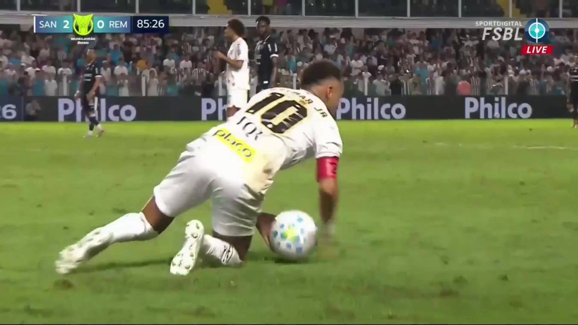 太过分了！内马尔10秒连遭两犯裁判无视！当场暴怒起冲突染黄