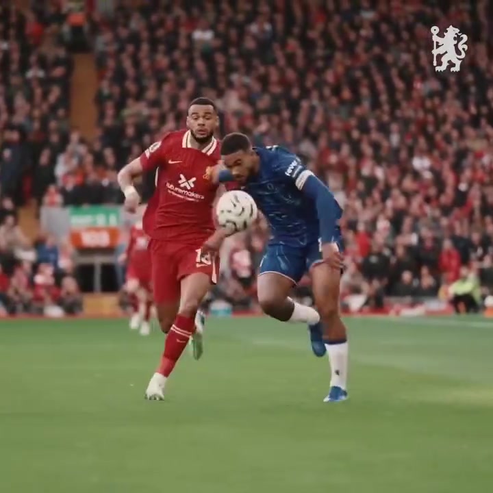 游刃有余！近距离看詹姆斯优雅摆脱加克波！