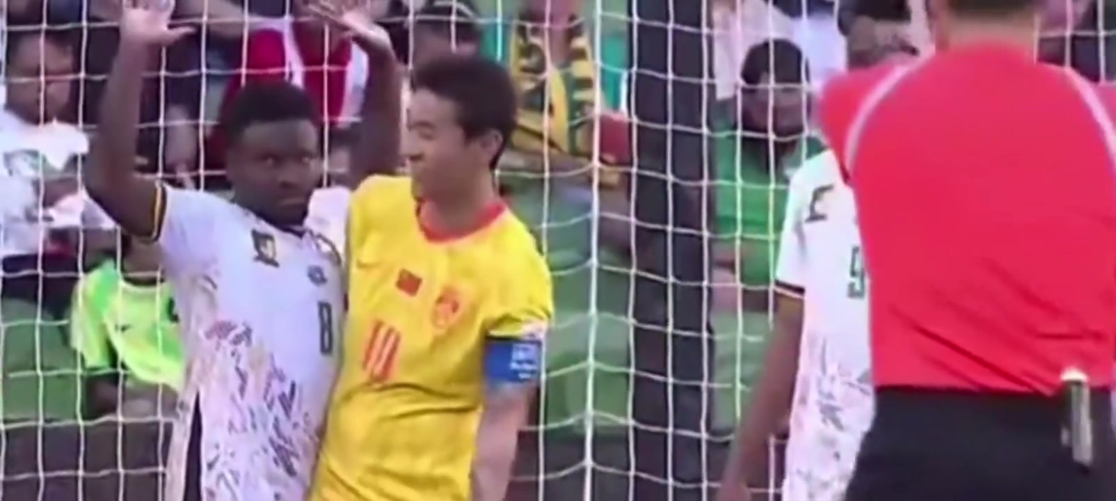 给韦世豪整笑了!喀麦隆球员贴身防守韦世豪,俩人都没绷住