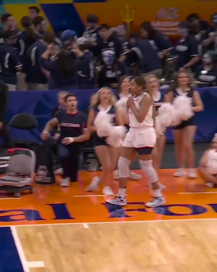 哎哟你干嘛女篮疯三一名女球员当场撕破球衣！随后换了个号码