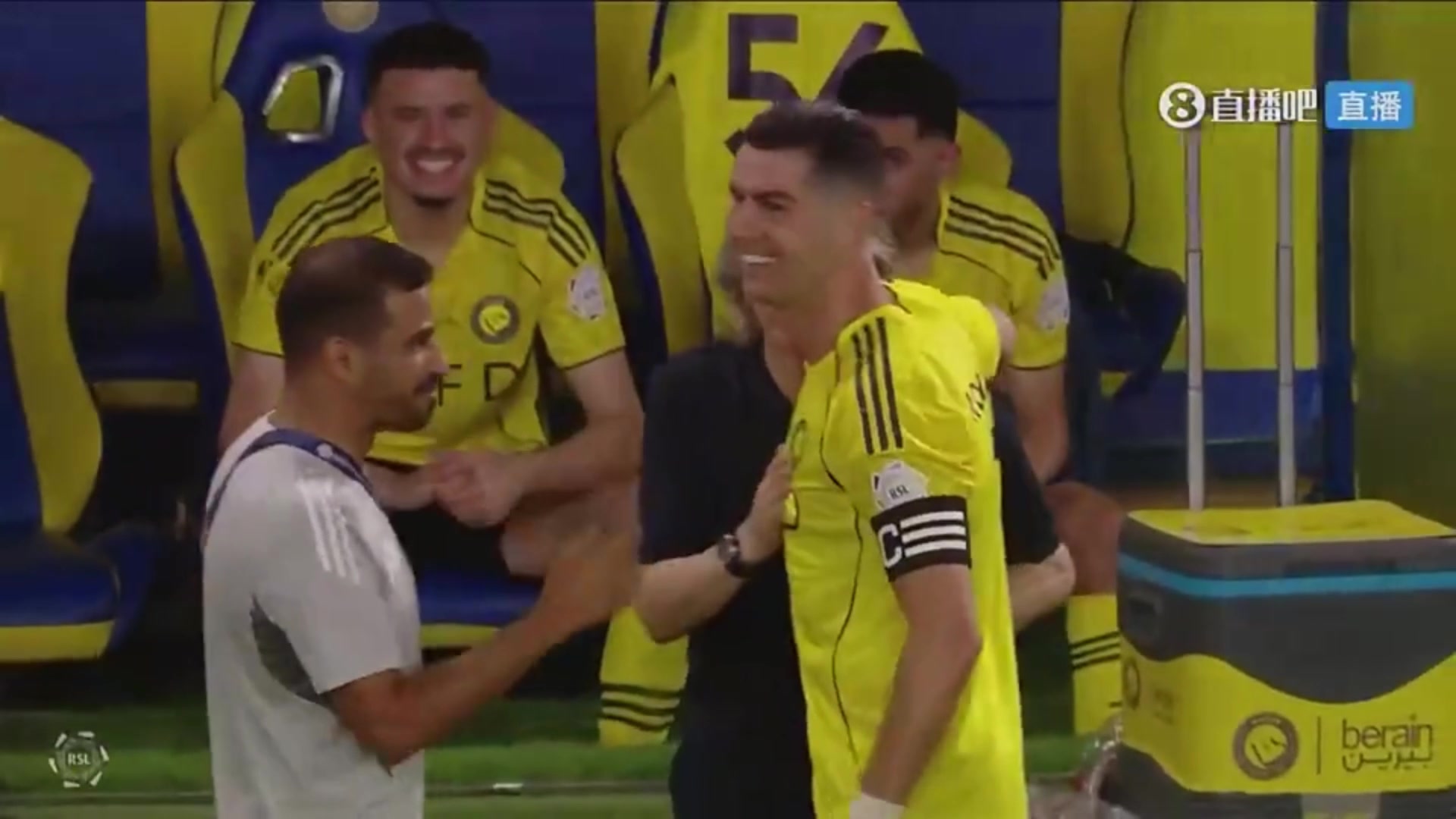 小细节!利雅得胜利主帅询问C罗是否愿意被换下,C罗点头同意~