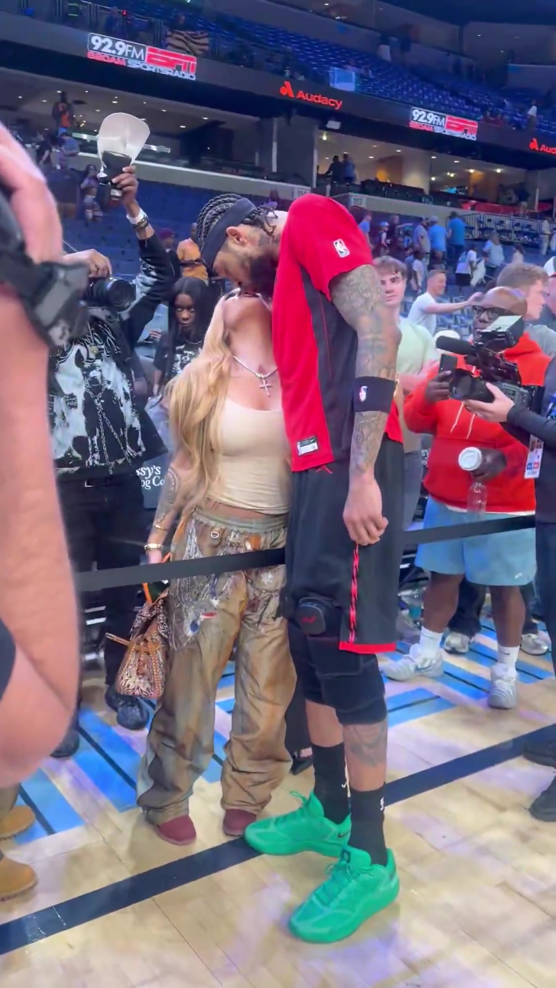 真腻歪啊英格拉姆与歌手女友直接在场边亲上了~