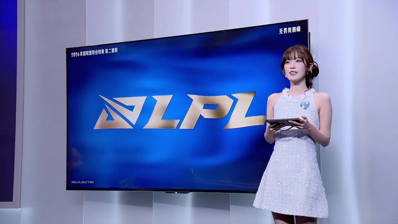 今日互动主持夏安，浅色系甜妹穿搭