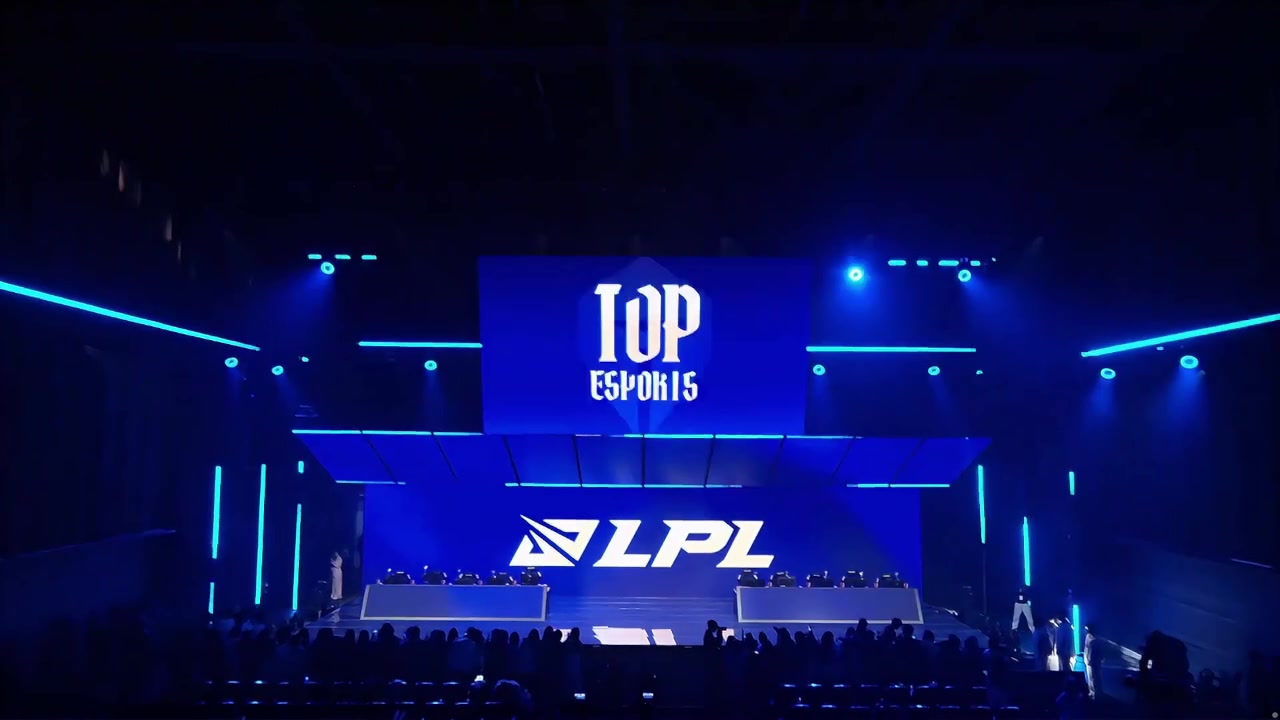 TESvsiG选手登场:哥哥和妹妹重返赛场完成碰拳