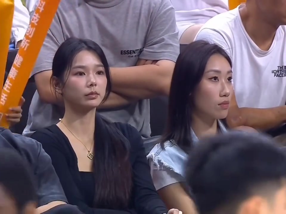 久违！看看这两位是谁？来助阵广东vs广厦了..