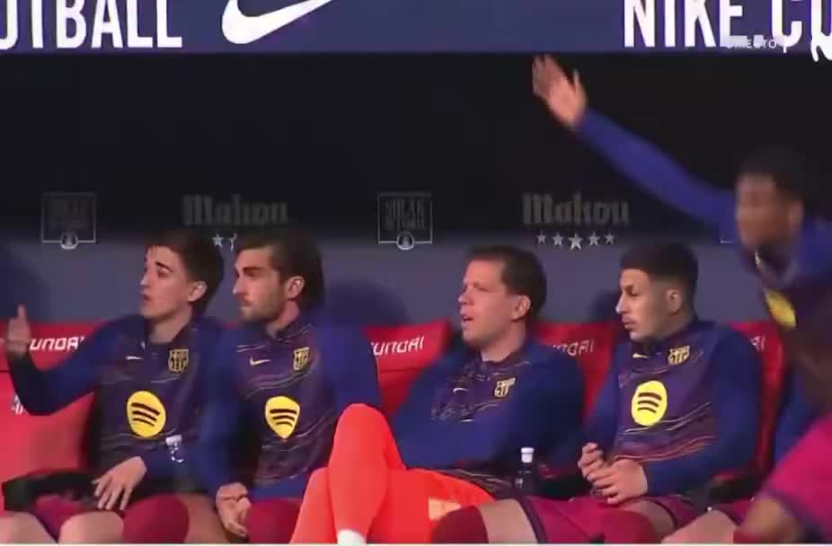 看乐了当冈萨雷斯试图用手接球时，巴萨替补席的反应