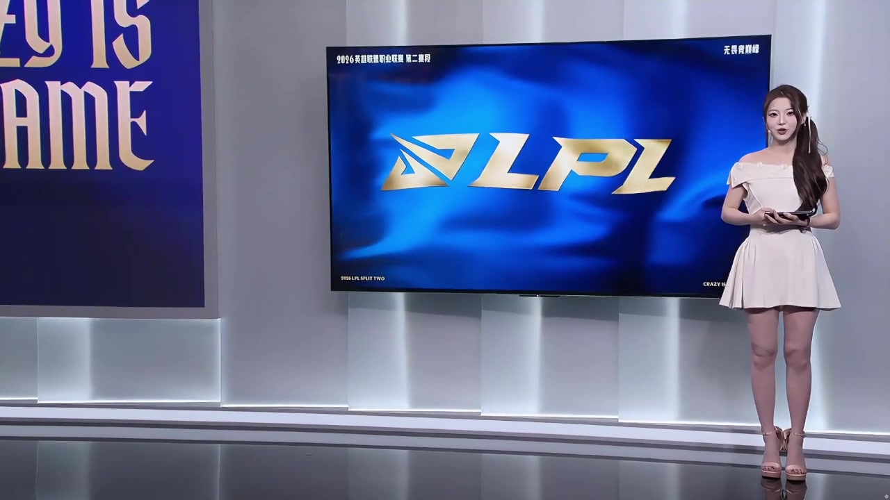 今日互动女主持阿芙：连衣短裙完美展示大长腿！