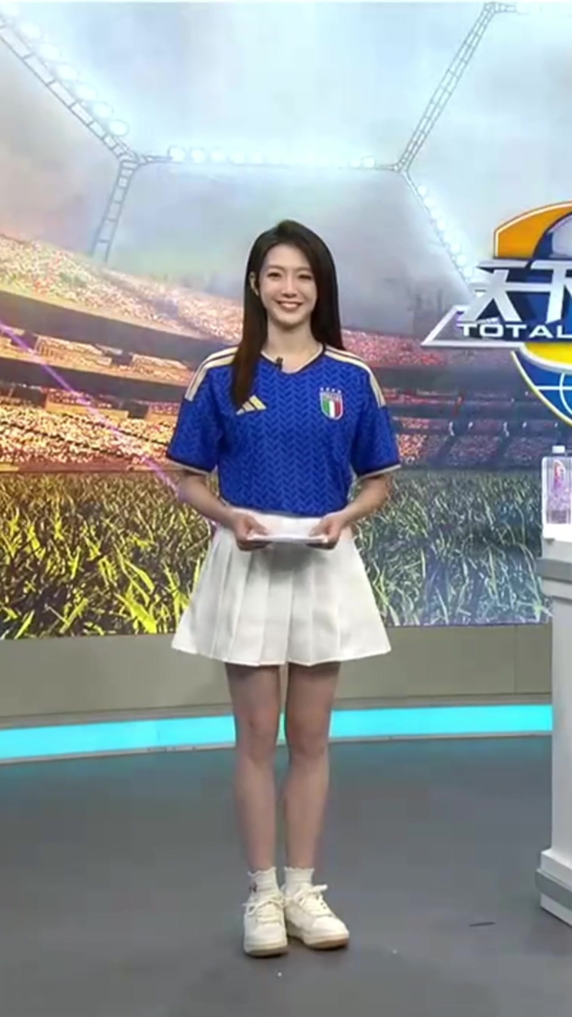 那些年我们追过的意大利！天足新美女主持雪儿穿上意大利球衣