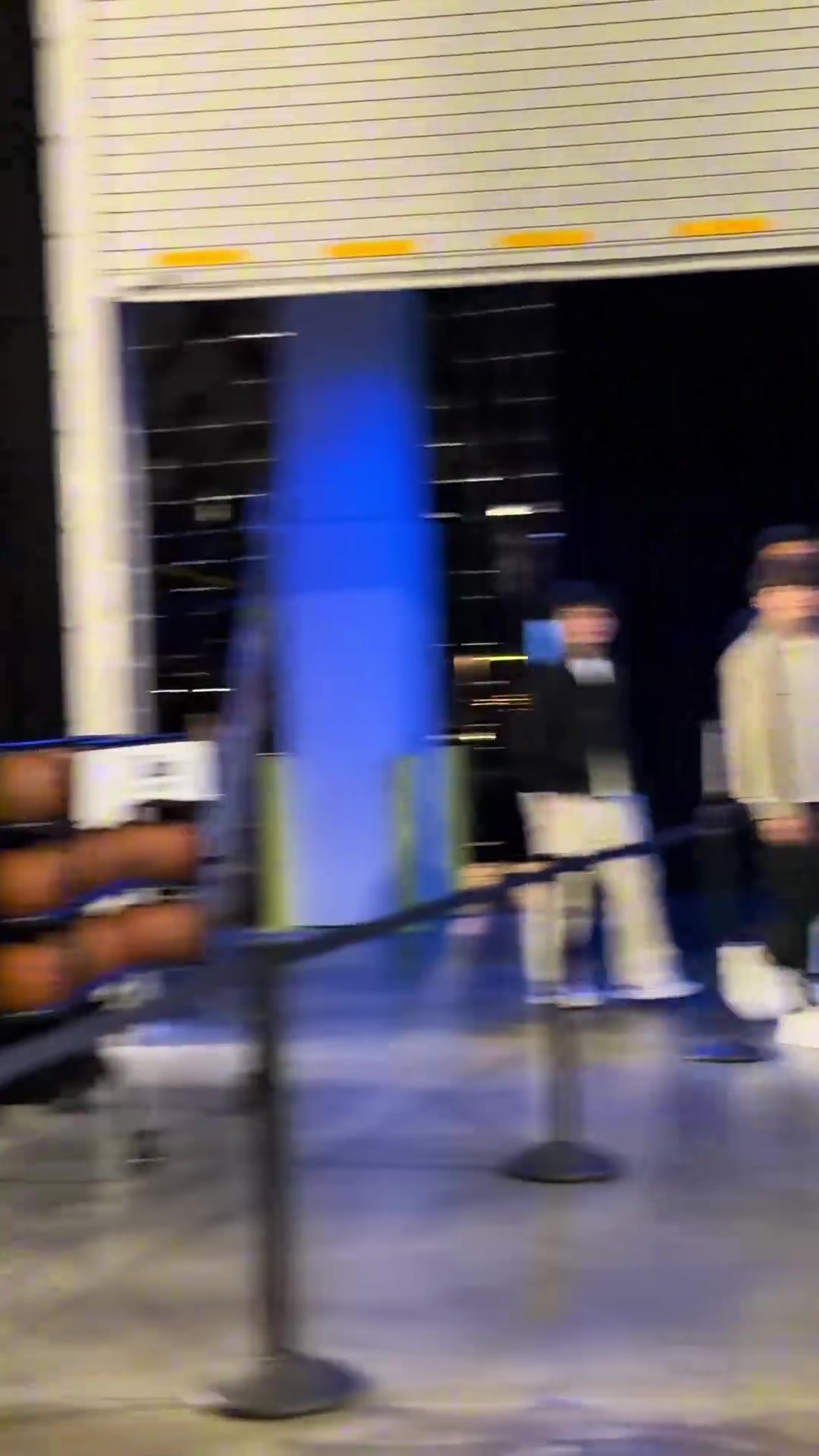 氛围不错！火箭险胜勇士之后 全队在更衣室外拉伸顺便练核心