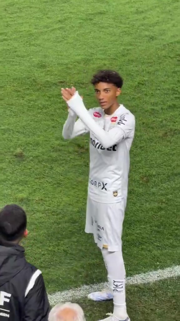 从偶像到队友的代际闭环： 罗比尼奥的儿子和内马尔一起踢球