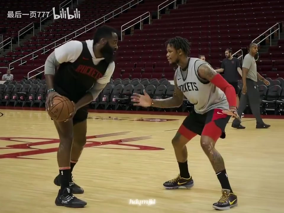 运控大师配合顶级技巧！近距离感受火箭登的后撤步！