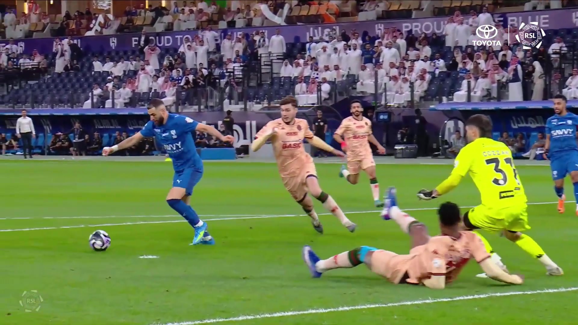 越老越妖！38岁本泽马沙特联半场上演帽子戏法！