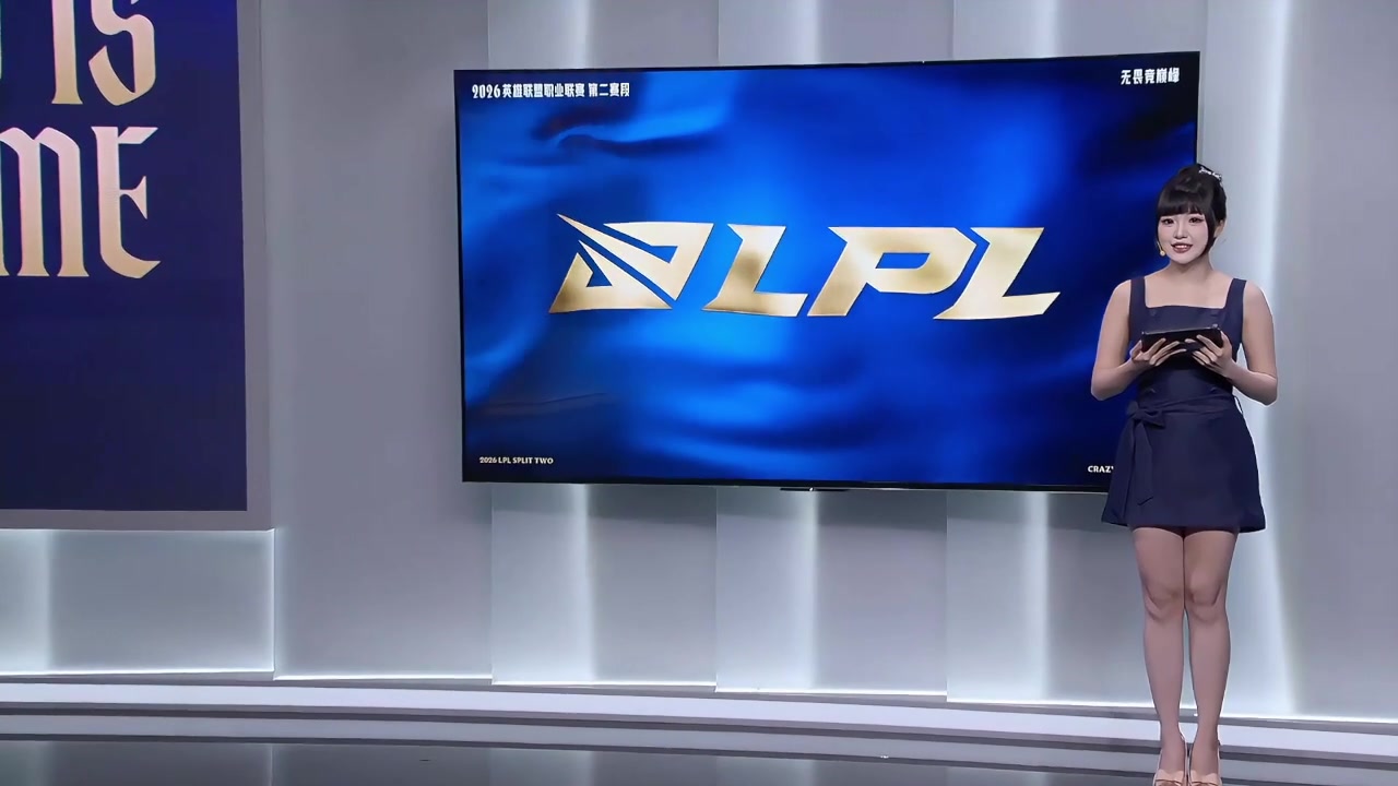 今日互动女主持周敢敢：弹幕直呼从未见过如此好腿！