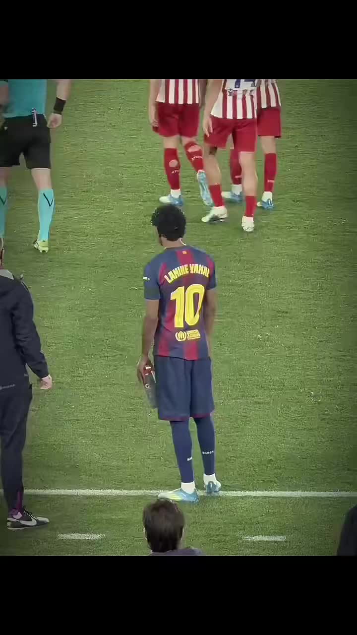 失望至极！亚马尔看到库巴西被罚下后的反应