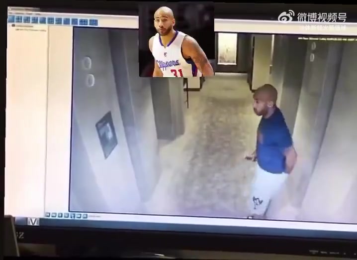 啊这！酒店摄像头拍到前NBA球员邓台·琼斯用手掏屁股，还闻了闻，随后抹墙上