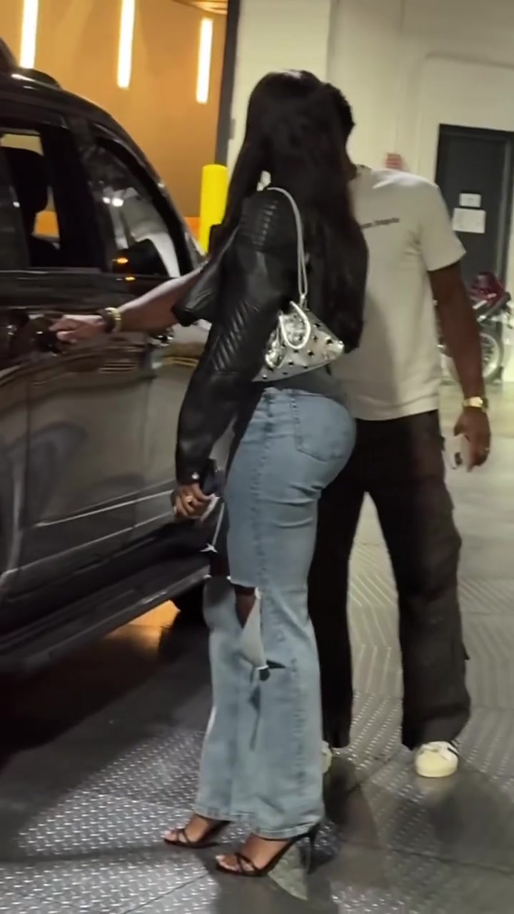 身材不错啊！比赛结束米切尔和歌手女友可可琼斯离开球馆