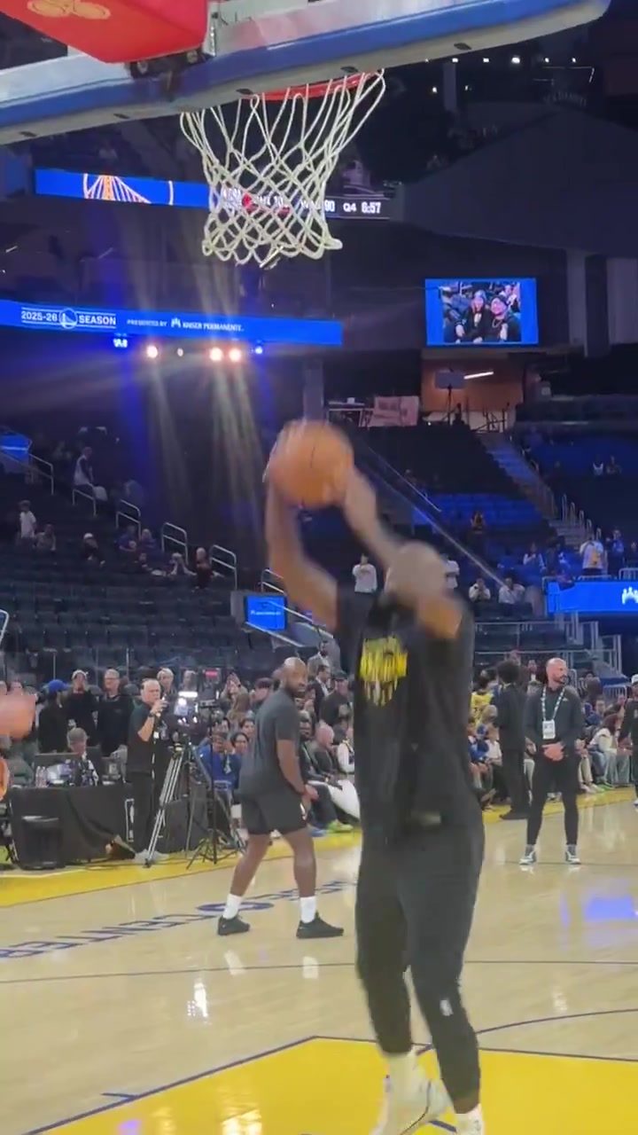 老詹赛前热身秀暴扣令客场球迷兴奋欢呼！