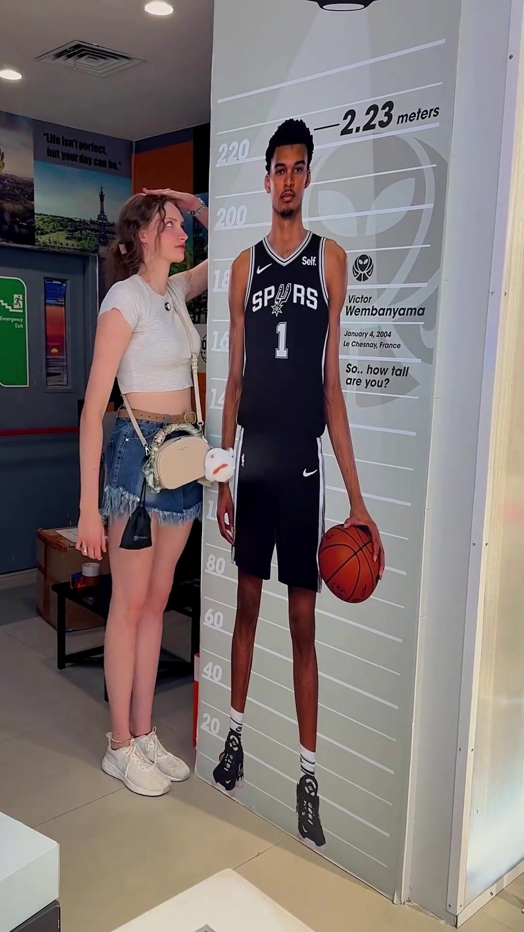 这个纸板不准？女巨人和文班亚马的身高纸板对比