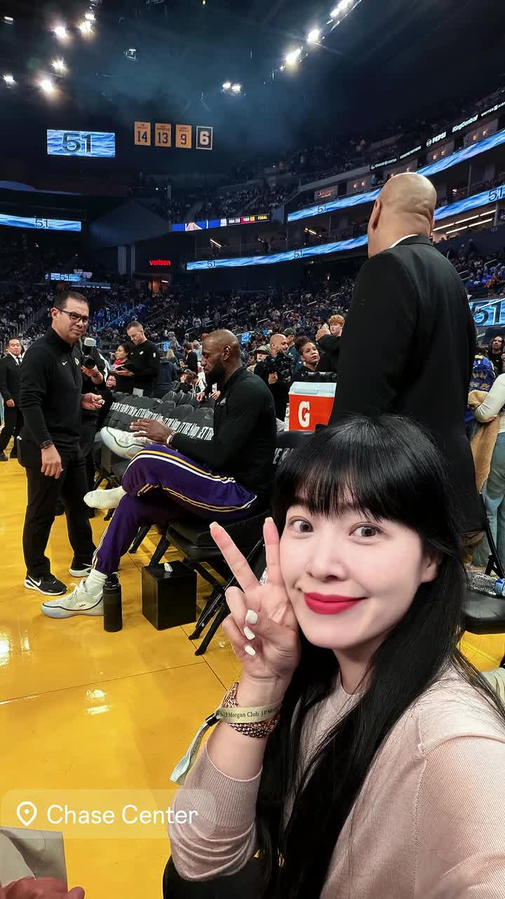 “名媛追星詹姆斯～48岁的名媛廖晓乔观看詹姆斯比赛晒自拍！