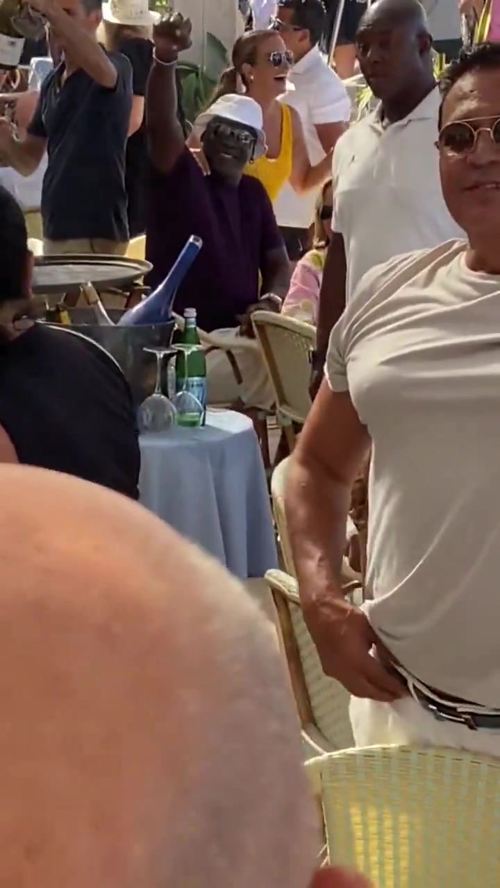 太经典了！现场DJ认出了乔丹老爷子！直接播放老公牛的BGM！