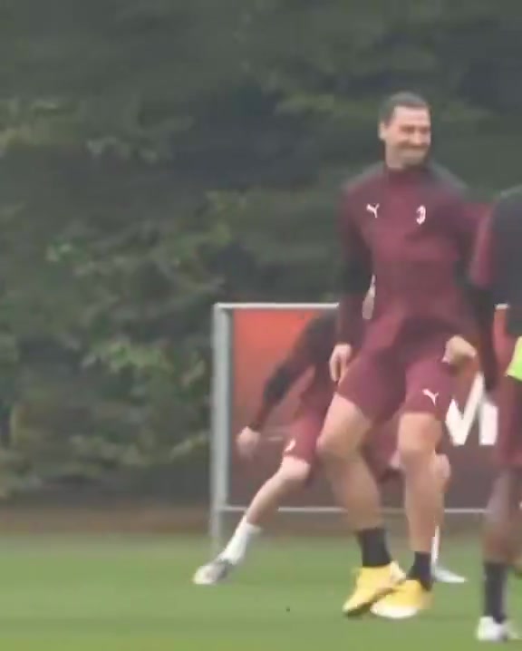 当年没人敢从后面扯伊布的背心，除了马尔蒂尼的儿子