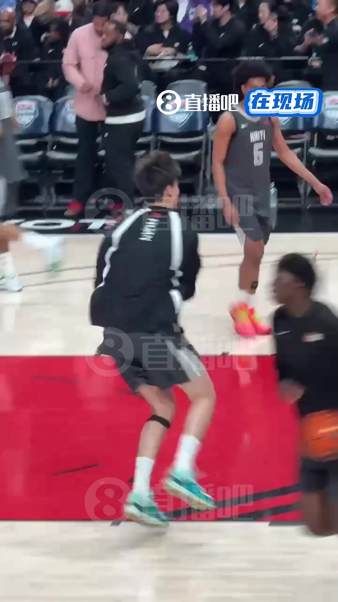 已经长到了2米16！感觉郇斯楠热身扣篮不用怎么跳的！