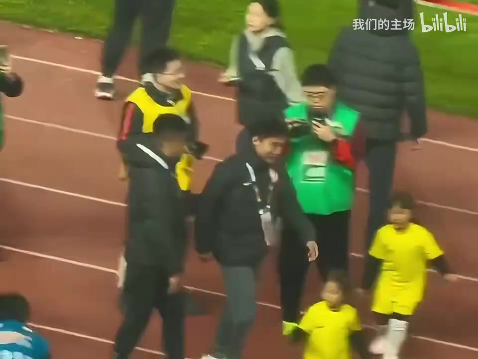 实拍：郑智和李金羽赛前亲切拥抱，赛后李金羽却直接离场