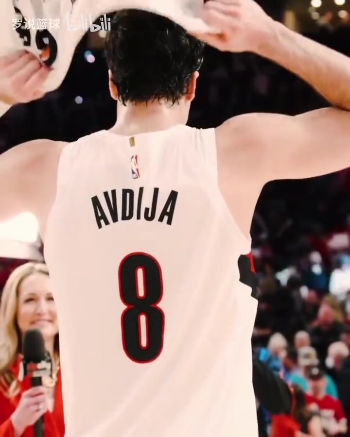 开拓者更衣室庆祝：罗威拉杨瀚森跳舞！小老板祝贺阿夫迪亚