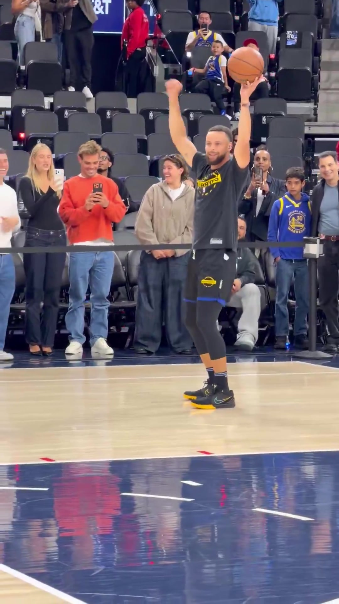 库里把球传给巴特勒，结果巴特勒投了记三不沾，库里后仰大笑