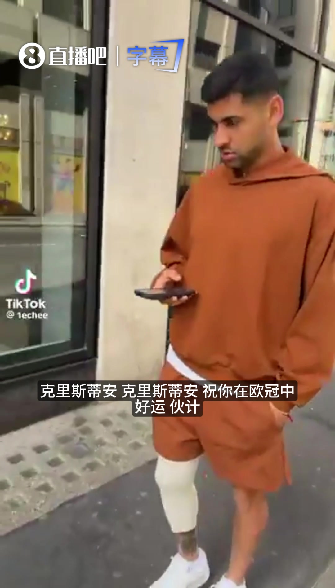 罗梅罗在街头被球迷认出，后者直接嘲讽：祝你在英冠中好运