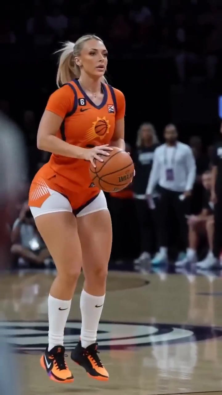 不懂就问，这位女球员犯规了吗？