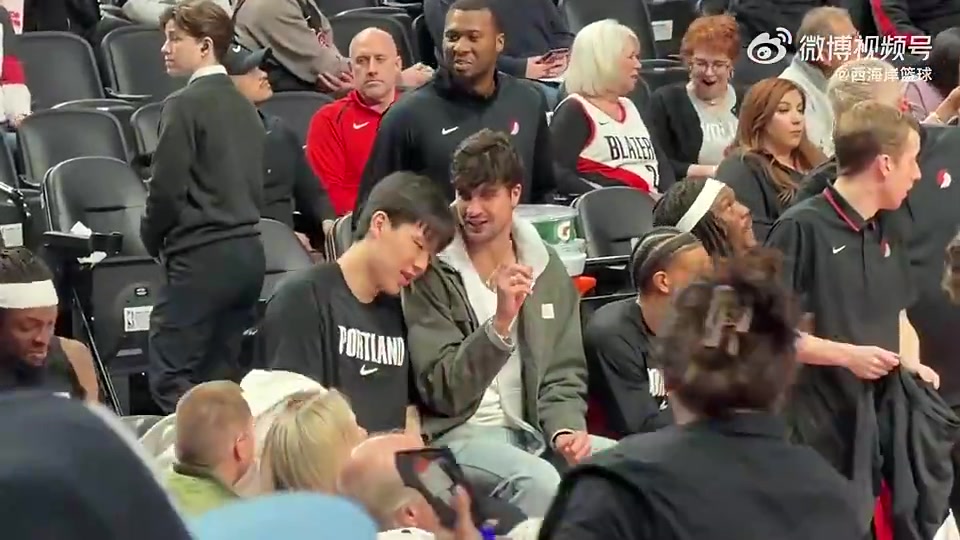 如今被大哥带进季后赛杨瀚森此前用头靠阿夫迪亚肩膀