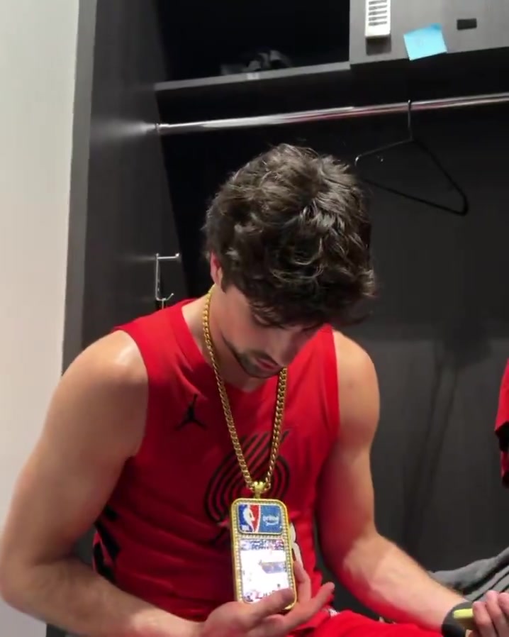 有意思阿夫迪亚赛后得到手机项链，正在播放他的本场集锦~