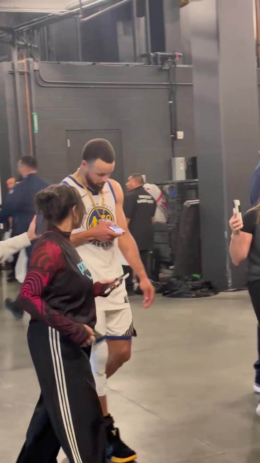 库里赛后戴上本场关键球员手机项链接下来还有一场得拼！