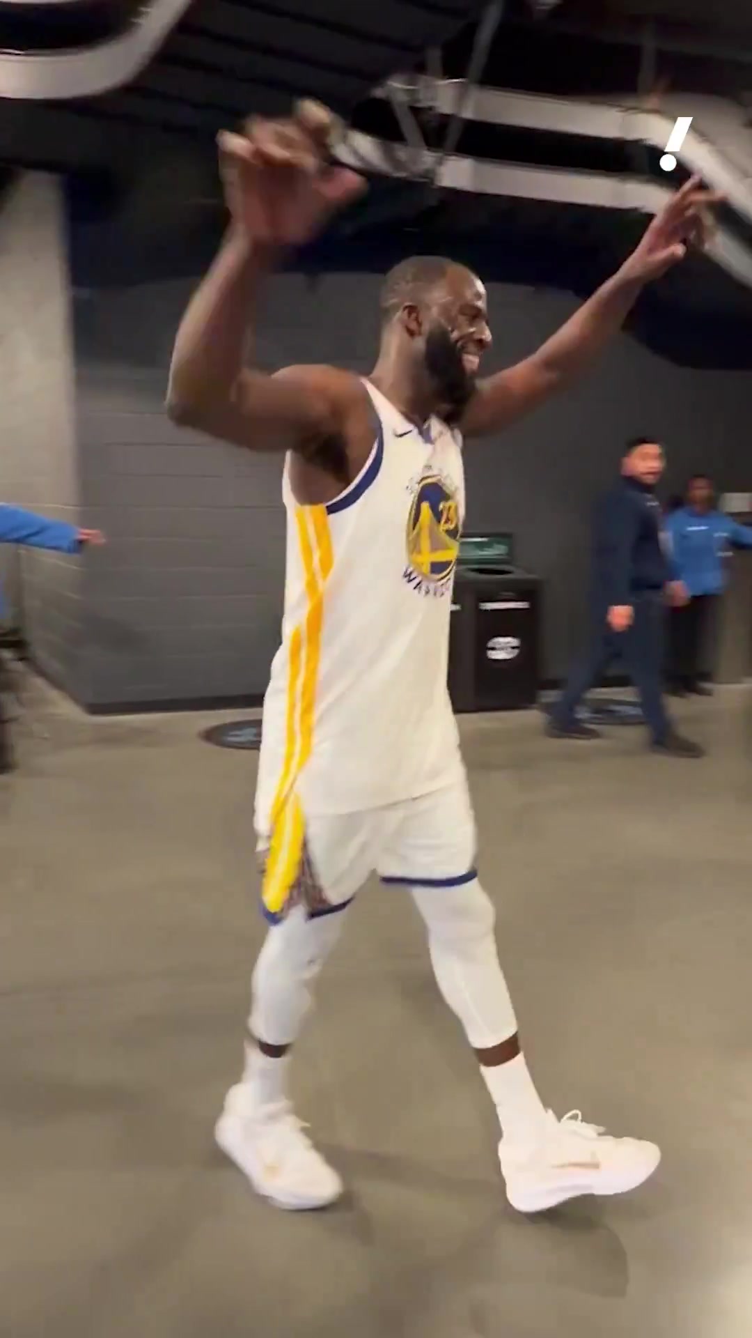 末节防得小卡只得2分！追梦赛后走出球馆与媒体人员拥抱致意！