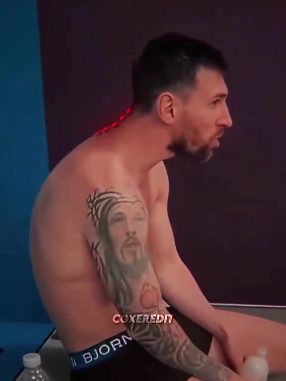 20年梅西竟弯成了虾米？五年背部进化史大公开，挺拔身姿全靠练