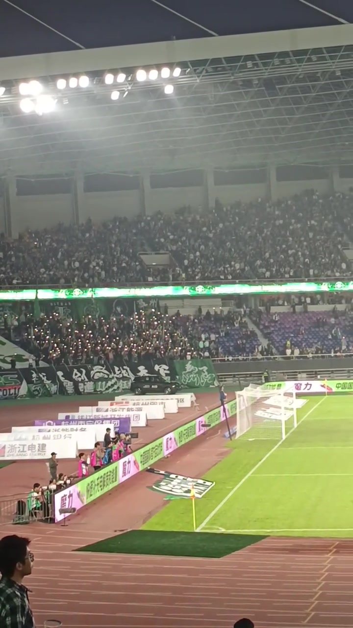 比赛第9分钟黄龙体育场内球迷亮起闪光灯，悼念去年离世的布彭扎