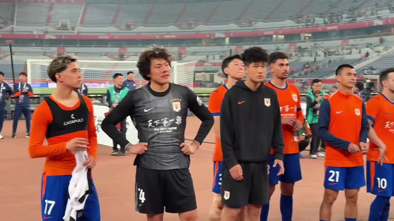 山东泰山队主场1:1战平上海海港，赛后谢场，球员难掩遗憾