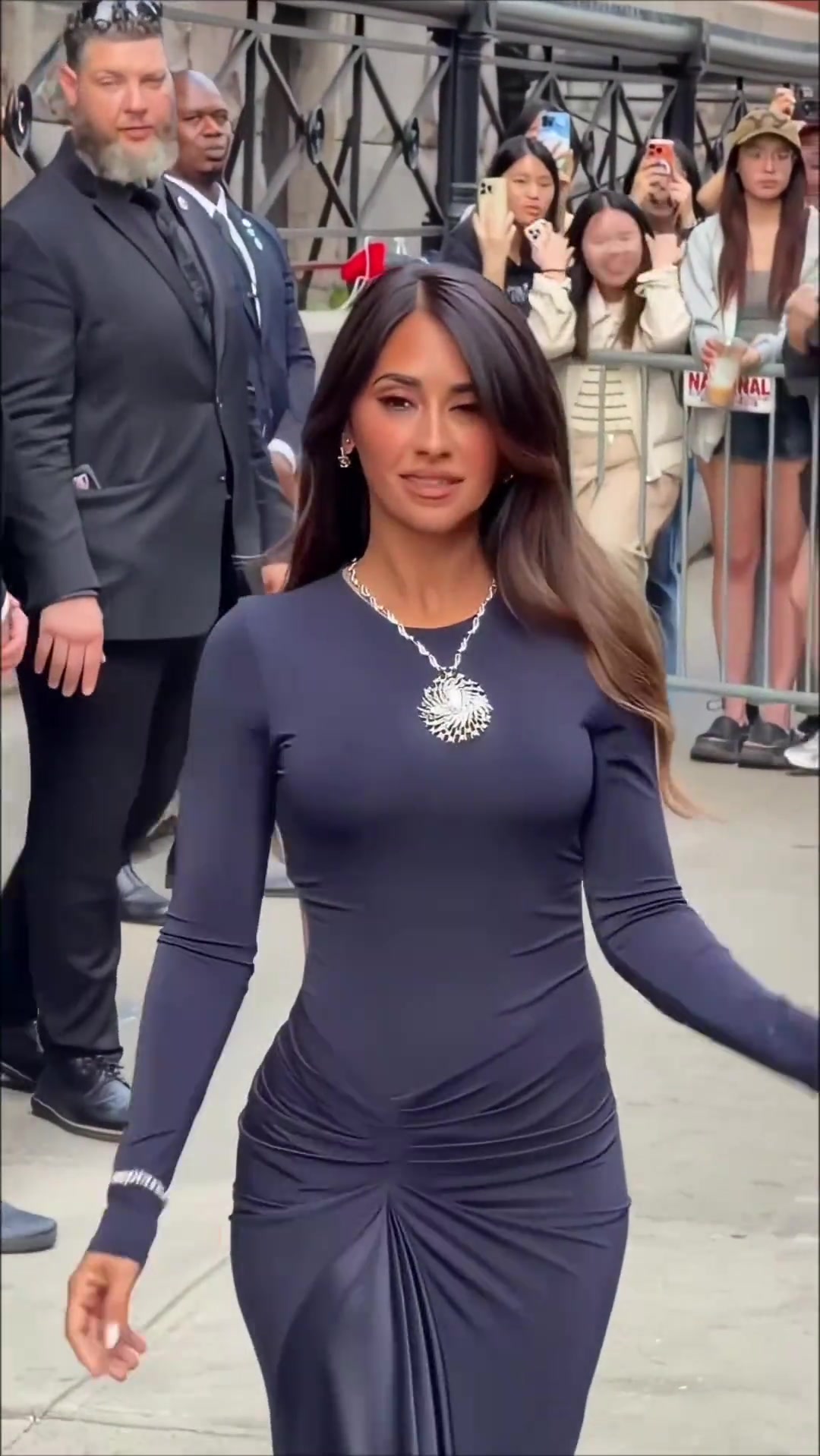 安东内拉出席蒂芙尼活动，胸前大钻石太闪了