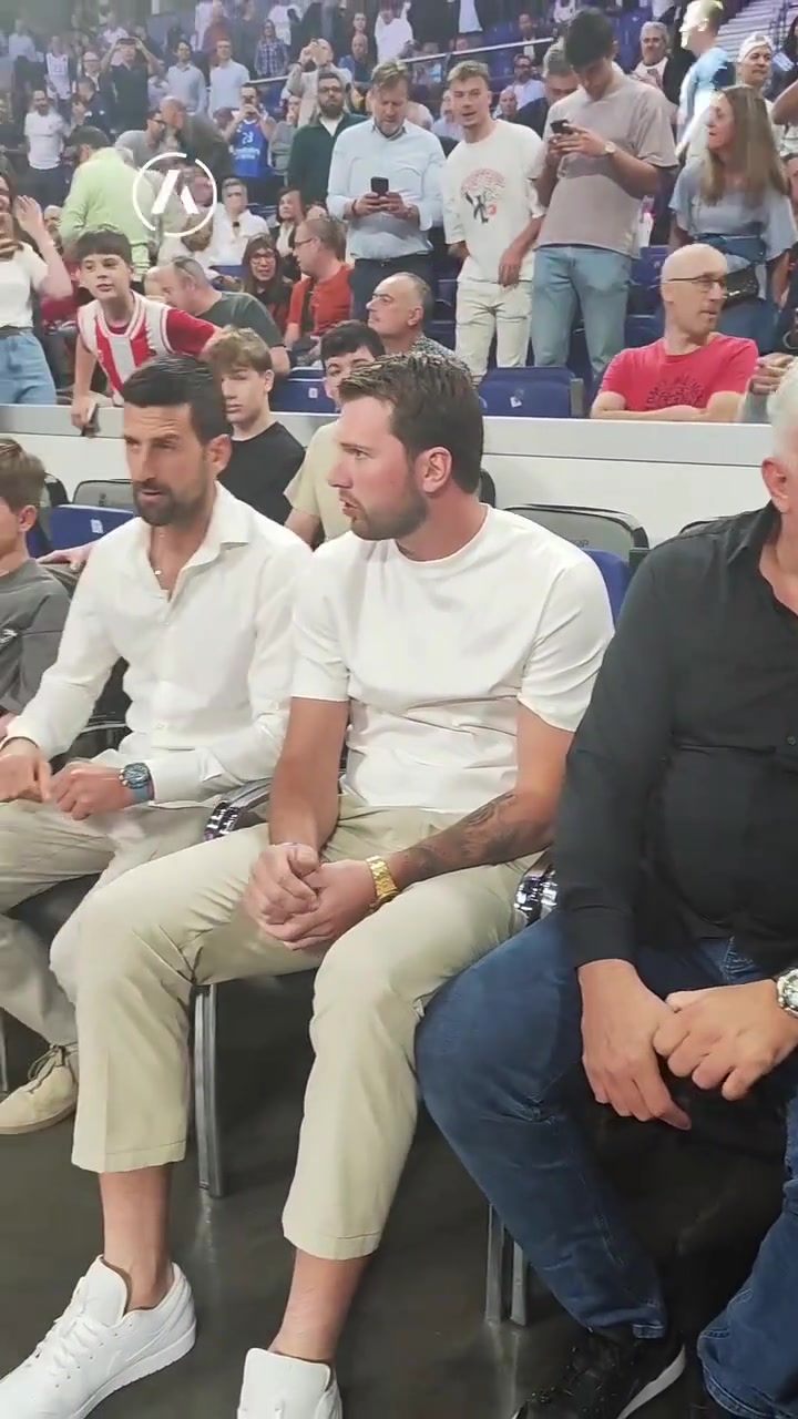 季后赛还能回来吗！东契奇和父亲还有好友德约科维奇一起看球...