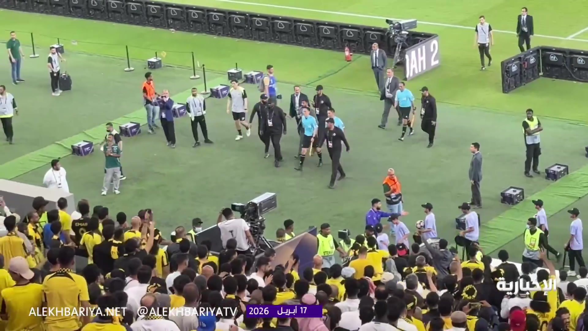 水瓶横飞！马宁离场遭吉达联合球迷水瓶攻击！马宁依旧淡定离场！