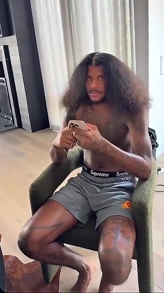 老阿姨魅力很大啊！杰伦·格林后背纹的是40岁女友的画像！